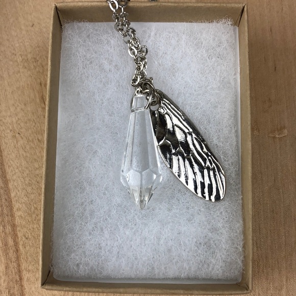 Fairy 🧚 wing with crystal necklace, 30”. Come with a box. - Picture 11 of 11